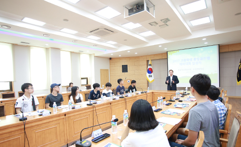 석장리 선사유적지 박물관 관람 중인 아이들