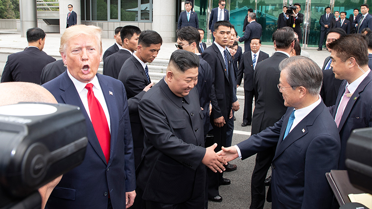 2019년 6월 30일 문재인 대통령과 김정은 국무위원장이 판문점 남측 자유의 집 앞에서 만나 악수하고 있다. ⓒ연합