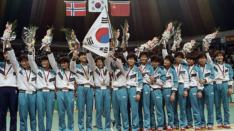 1988년 서울올림픽은 스포츠를 통한 전 세계 화합의 장을 이뤘다. 사진은 우리나라 구기종목 사상 처음으로 금메달을 차지한 여자핸드볼 선수들. ⓒ연합