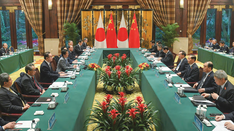 2019년 12월 25일 아베 신조 일본 총리와 리커창 중국 총리가 중국 청두에서 회담을 하고 있다. ⓒ연합