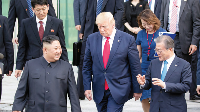 2019년 6월 30일 문재인 대통령과 김정은 국무위원장, 트럼프 미 대통령이 판문점 남측 자유의 집을 나서며 이야기를 나누고 있다.